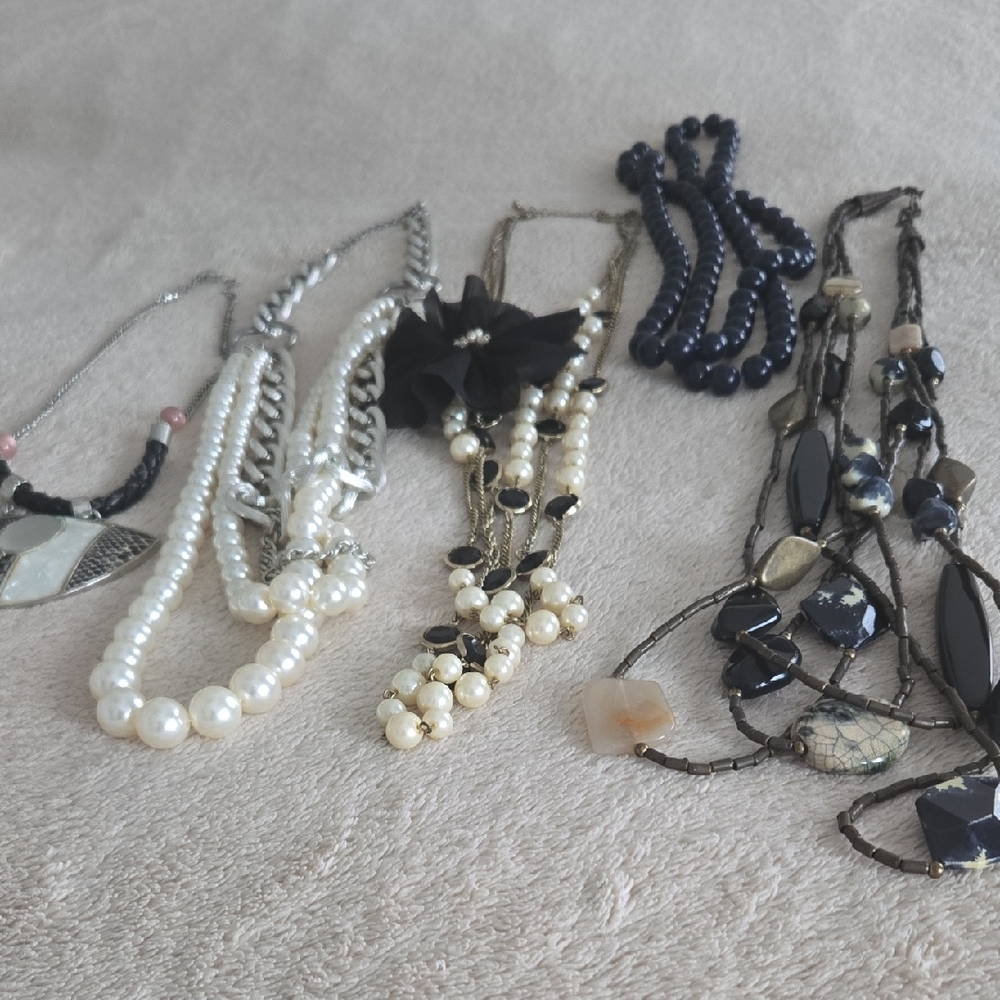 Elegant Pearl and Black Beaded Necklace Set